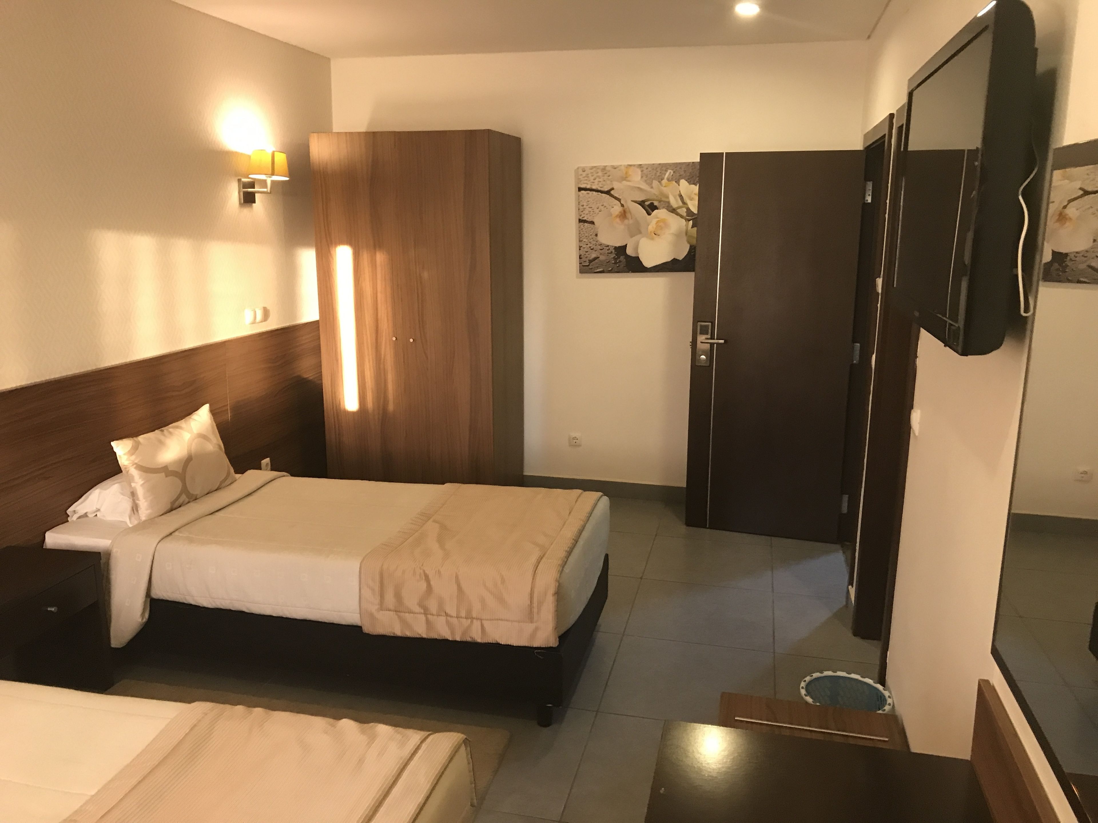 خزنة داخل الغرفة ومكتب وواي فاي وملاءات أسرّة