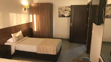 Twin Room | In-room safe, desk, WiFi, bed sheets