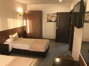 双床房 | 客房内保险箱、办公桌、WiFi、床单