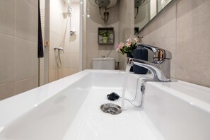 Apartment, 2 Bedrooms, Balcony, Pool View | Bathroom - Apartamento Els Cards (Sant Pere de Ribes)