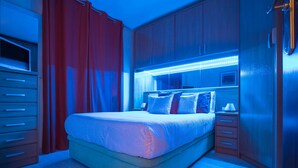 A bedroom with a bed, nightstands, a dresser, and a wardrobe. - Apartamento Els Cards (Sant Pere de Ribes)