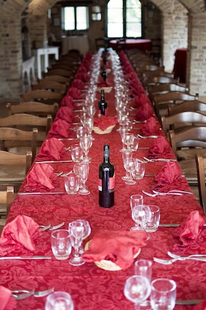 Déjeuner et dîner servis sur place, spécialités Cuisine locale
