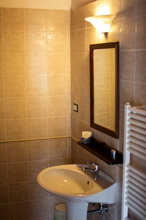 Douche, articles de toilette gratuits, sèche-cheveux, bidet