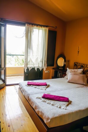 4 bedrooms, in-room safe, iron/ironing board, WiFi - Villa de Calma... a natural health resort in a peaceful and friendly village. (Polýdendron Village)