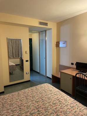 Shower, free toiletries, hair dryer, bidet - Hotel BB Porto Piombino (Piombino)