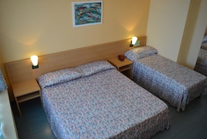 Dreibettzimmer | Schreibtisch, Verdunkelungsvorhänge, kostenlose Babybetten, Bettwäsche