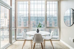 In-room dining - Kasa Downtown Austin (Austin)