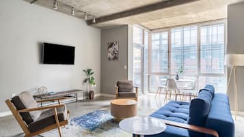 Apartamento Deluxe, 1 habitación, no fumadores, balcón (Self Check-in with Virtual Front Desk) | Zona de estar | Televisión de pantalla plana de 55 pulgadas con canales digitales