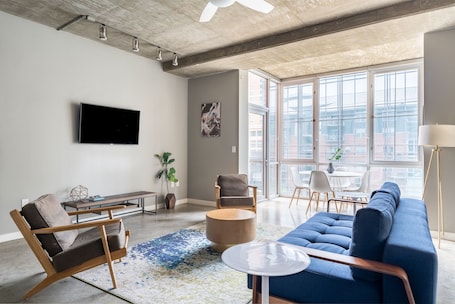 Deluxe Apartment, 1 Bedroom, Non Smoking, Balcony (Self Check-in with Virtual Front Desk) | Living area. Kasa Downtown Austin