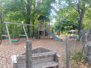 Children's area - 7mins to Storyland, hot tub, 20mins to Conway! Ski and hike for year round fun! (Jackson)