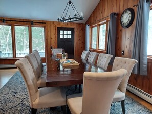Dining - 7mins to Storyland, hot tub, 20mins to Conway! Ski and hike for year round fun! (Jackson)