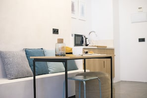 Deluxe Room, 1 Bedroom, City View | Living area - Welldone Placentines (Seville)