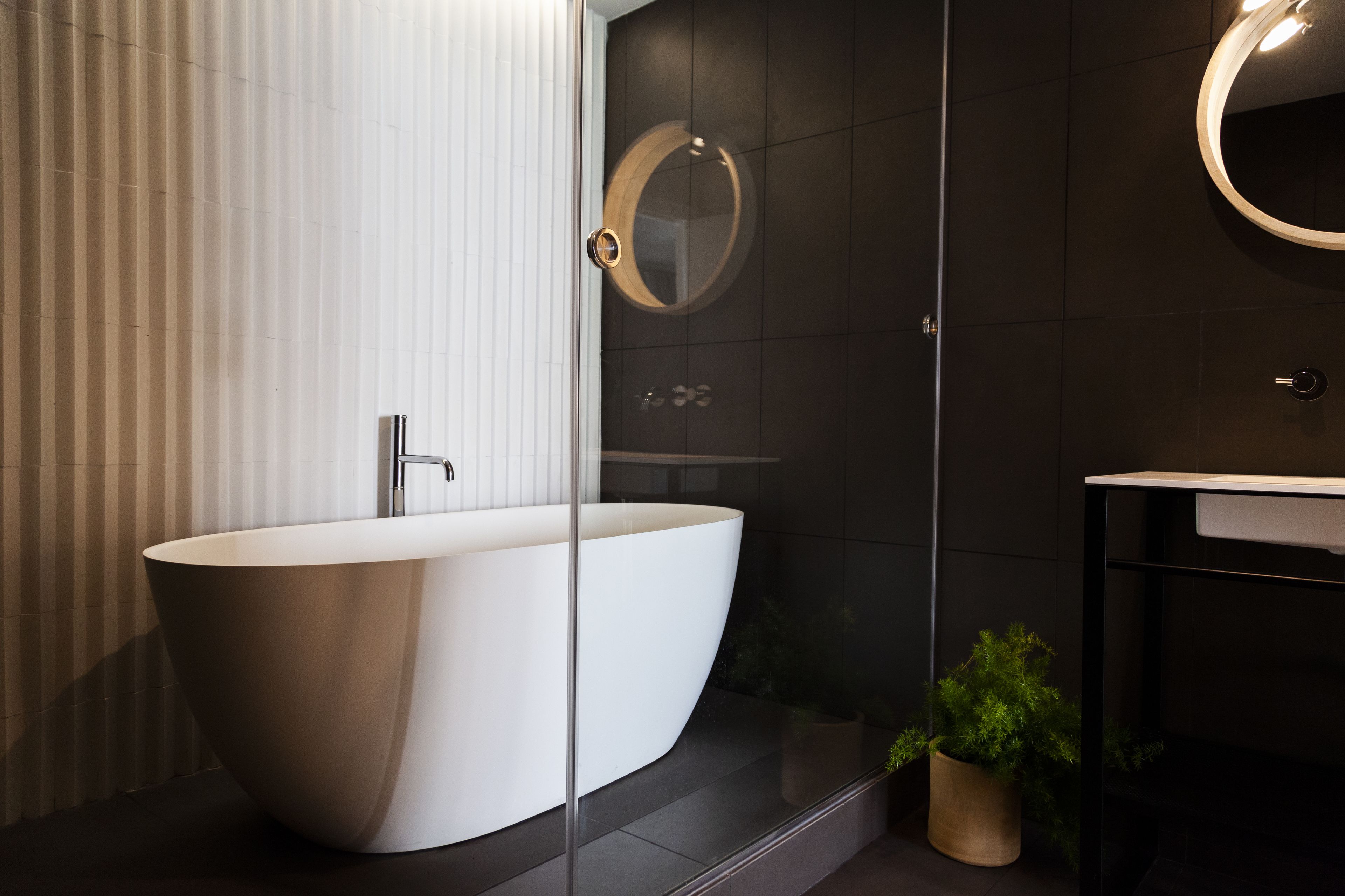 Deep soaking bathtub