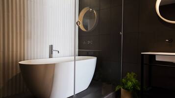 Deep soaking bathtub
