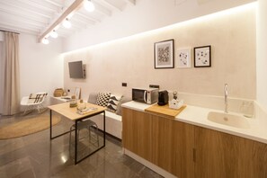 Deluxe Room, 1 Bedroom, City View | Private kitchenette