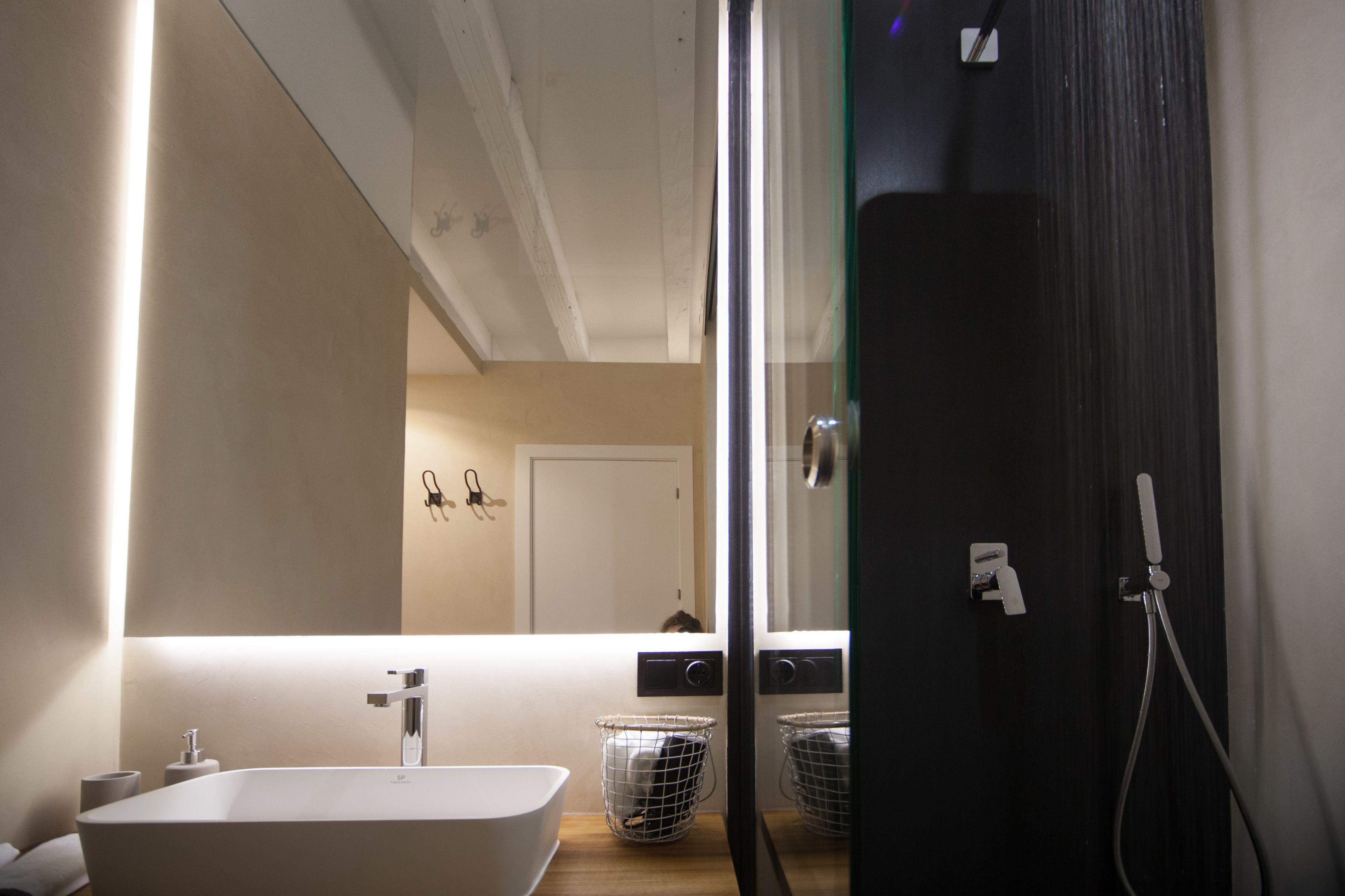 Habitación Deluxe, 1 habitación, vistas a la ciudad | Baño | Ducha, artículos de higiene personal gratuitos y secador de pelo