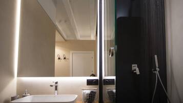 Habitación Deluxe, 1 habitación, vistas a la ciudad | Baño | Ducha, artículos de higiene personal gratuitos y secador de pelo
