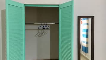 Cofres nos quartos, Wi-Fi de cortesia, roupa de cama