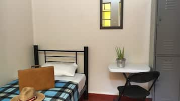 Habitación individual, 1 cama individual, baño compartido | Caja fuerte, wifi gratis, ropa de cama