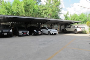 Free self-parking - Pattara Apartment Suratthani (Surat Thani)
