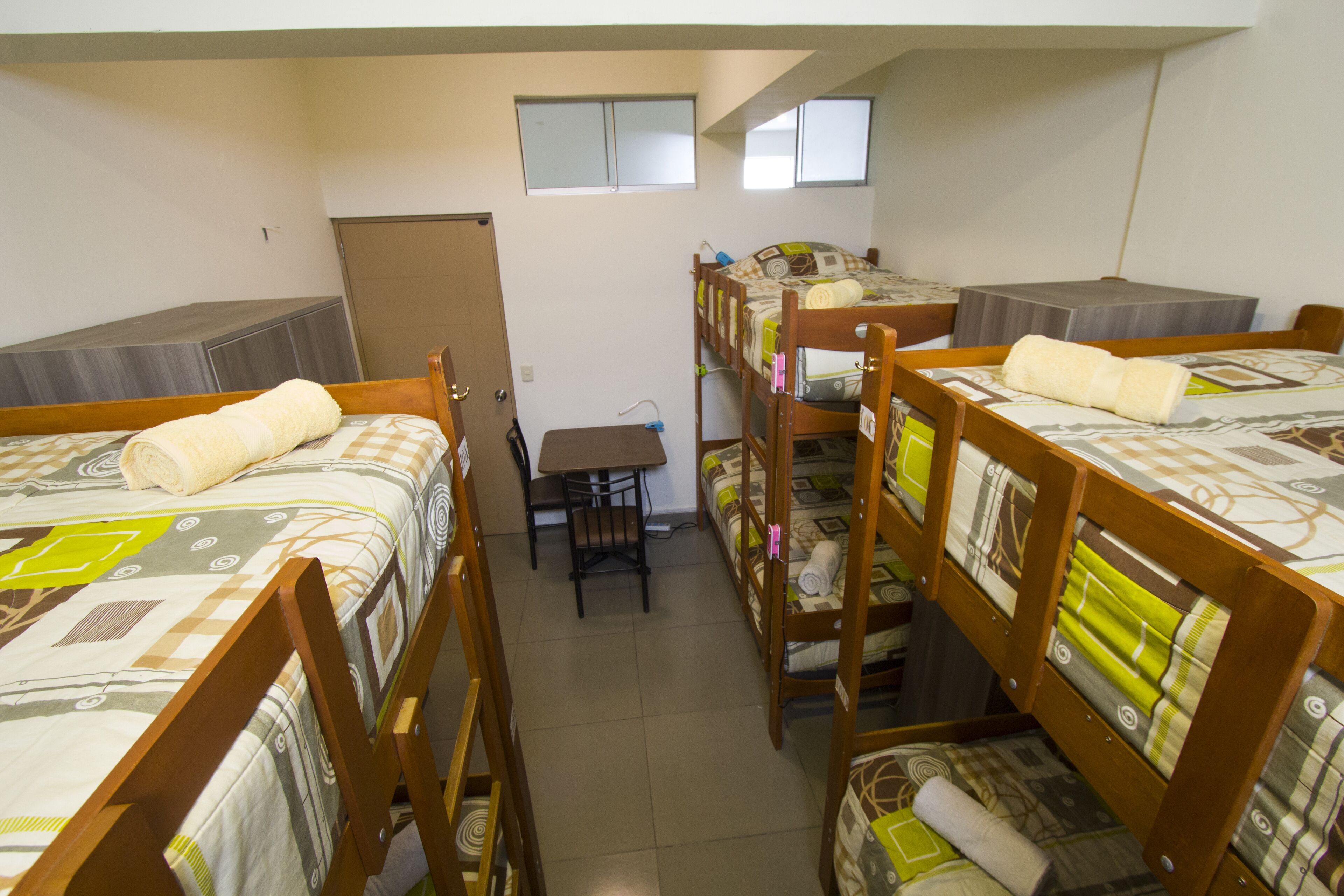 Una camera del dormitorio con letti a castello, una scrivania e una sedia.