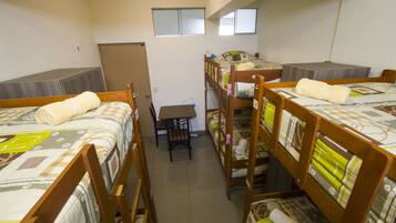 Una camera del dormitorio con letti a castello, una scrivania e una sedia.