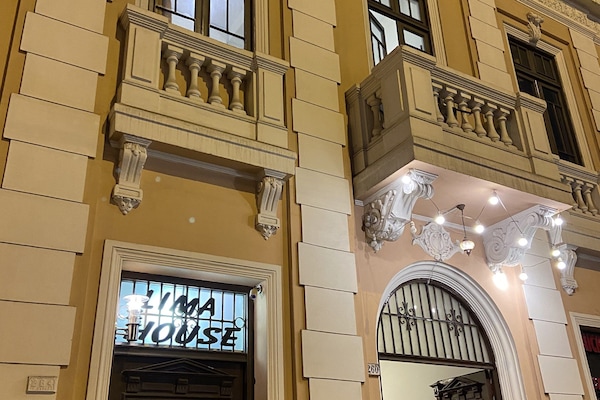 Facciata della struttura - sera/notte