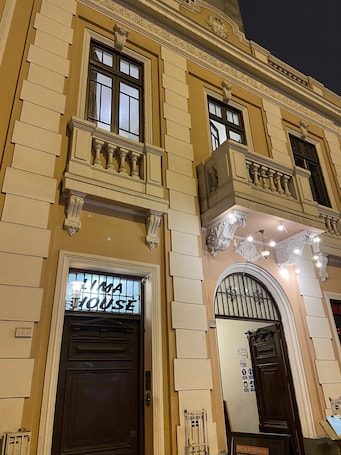 Fachada de la propiedad por la tarde o noche. Lima House - Hostel