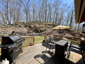 Outdoor dining - FREE Amenity Passes Spacious Sauna Large Deck Firepit (Lehman township)