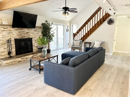 FREE Amenity Passes Spacious Sauna Large Deck Firepit