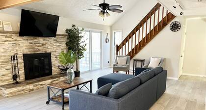 FREE Amenity Passes Spacious Sauna Large Deck Firepit