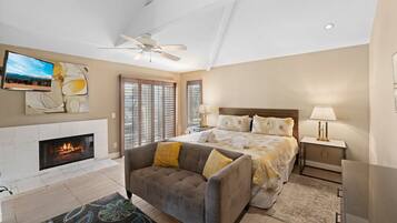 4 bedrooms, desk, iron/ironing board, WiFi