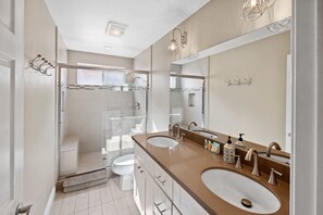 Douche, séchoir à cheveux, shampooing