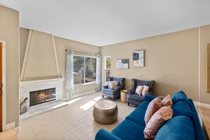 Fernseher, Kamin, Videospiele, DVD-Player