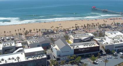 Amazing location partial ocean view w/ AC steps to sand, main St. pier & shops.