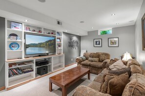 Smart-TV, Bücher, Stereoanlage