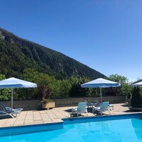 Una piscina cubierta, una piscina al aire libre de temporada, tumbonas