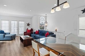 Télévision, cheminée, lecteur de DVD, espaces bureaux