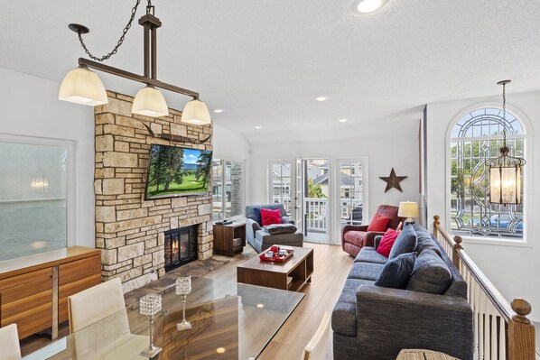 Televisio, takka, DVD-soitin, työhuone