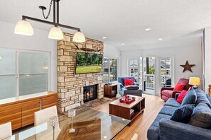 Télévision, cheminée, lecteur de DVD, espaces bureaux