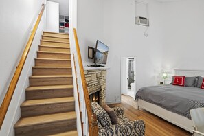 4 bedrooms, desk, iron/ironing board, WiFi