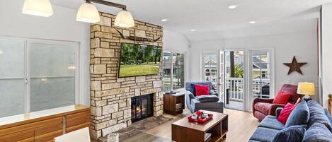 Een televisie, een open haard, een dvd-speler en een kantoor