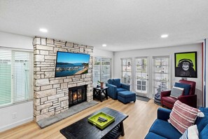 Télévision, cheminée, lecteur de DVD, espaces bureaux