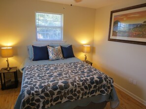 2 soverom, skrivebord, strykejern/-brett og wi-fi (inkludert)