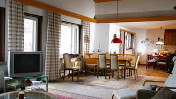 TV, peis, DVD-spiller og stereoanlegg