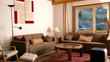 TV, peis, DVD-spiller og stereoanlegg