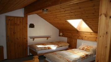 3 soverom, skrivebord, wi-fi (inkludert) og sengetøy