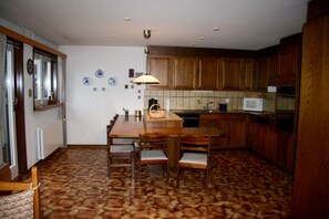 Fridge, microwave, oven, stovetop - Romantica, Duplex Apartment (Fiesch)