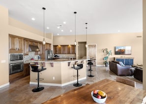 Køleskab, mikrobølgeovn, ovn, kogeplade