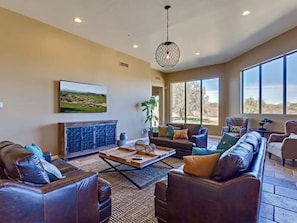 Smart TV, chimenea, futbolito y tenis de mesa 